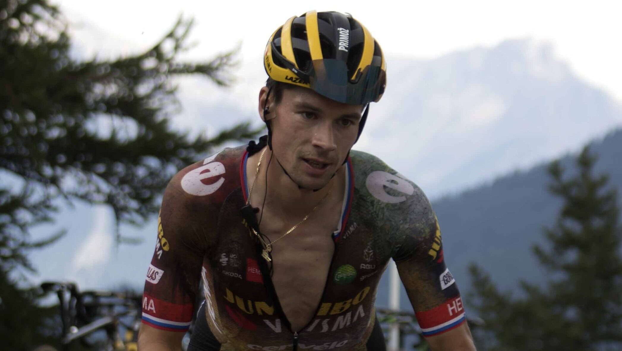 Wielrenner Primoz Roglic laat spiernaakt z’n verwondingen na val zien