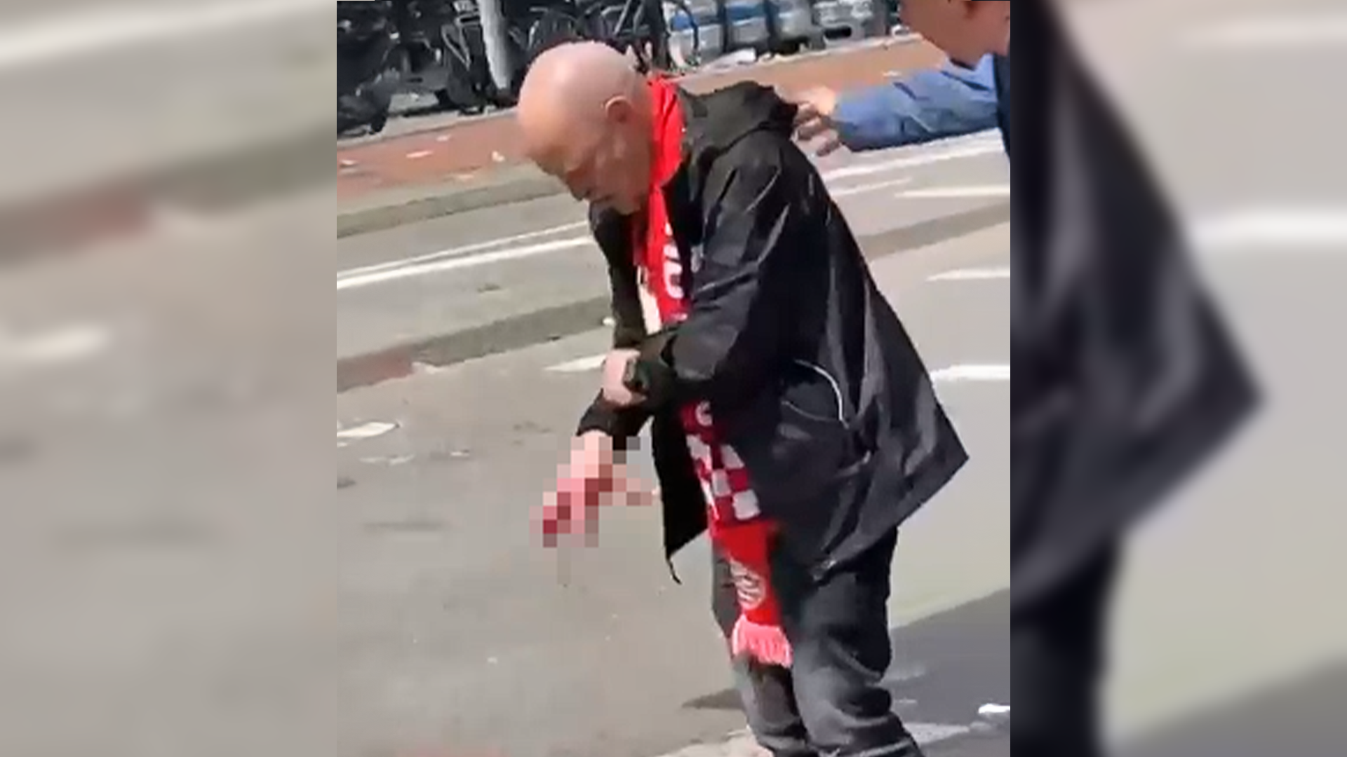 VIDEO: PSV-supporter verliest hand nadat ‘fakkel’ een cobra blijkt te zijn