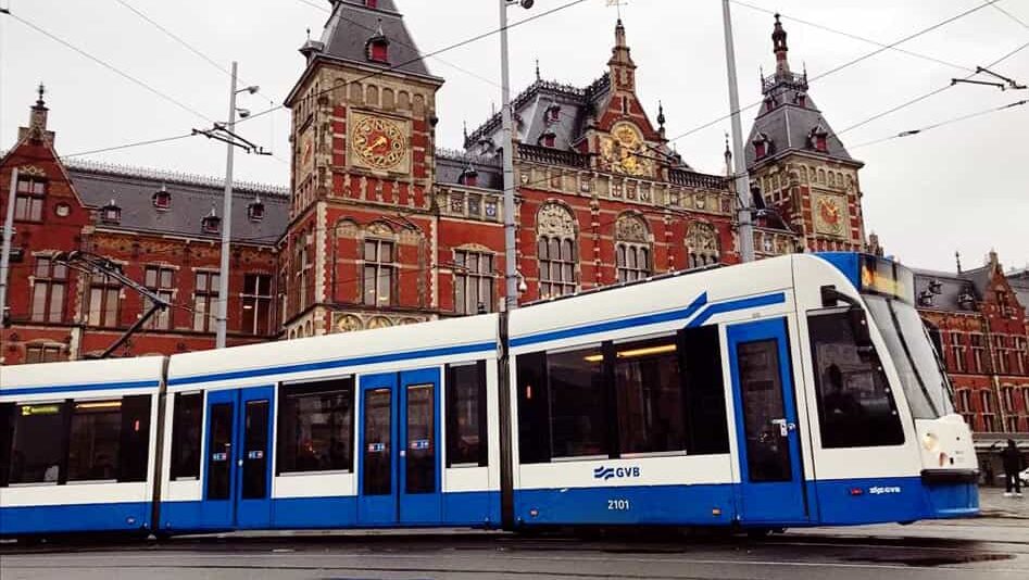 Dodelijk tramongeval in centrum Amsterdam: 19-jarige toerist overleden