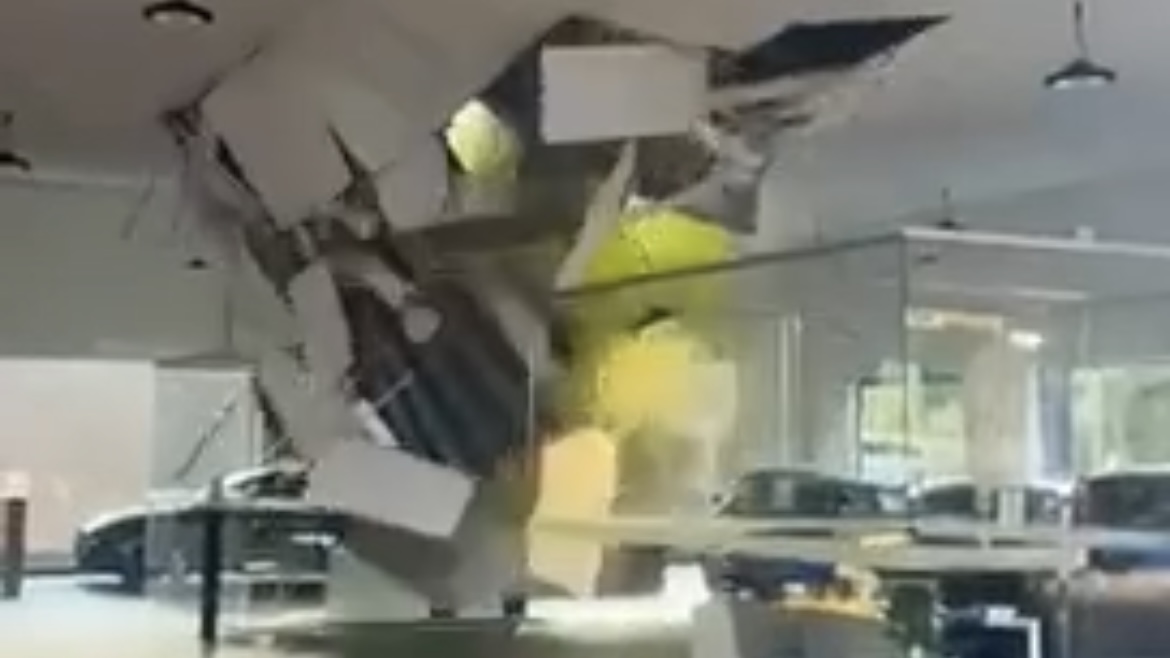 VIDEO: Enorme ravage na instorten dak bij autogarage na hevige regen